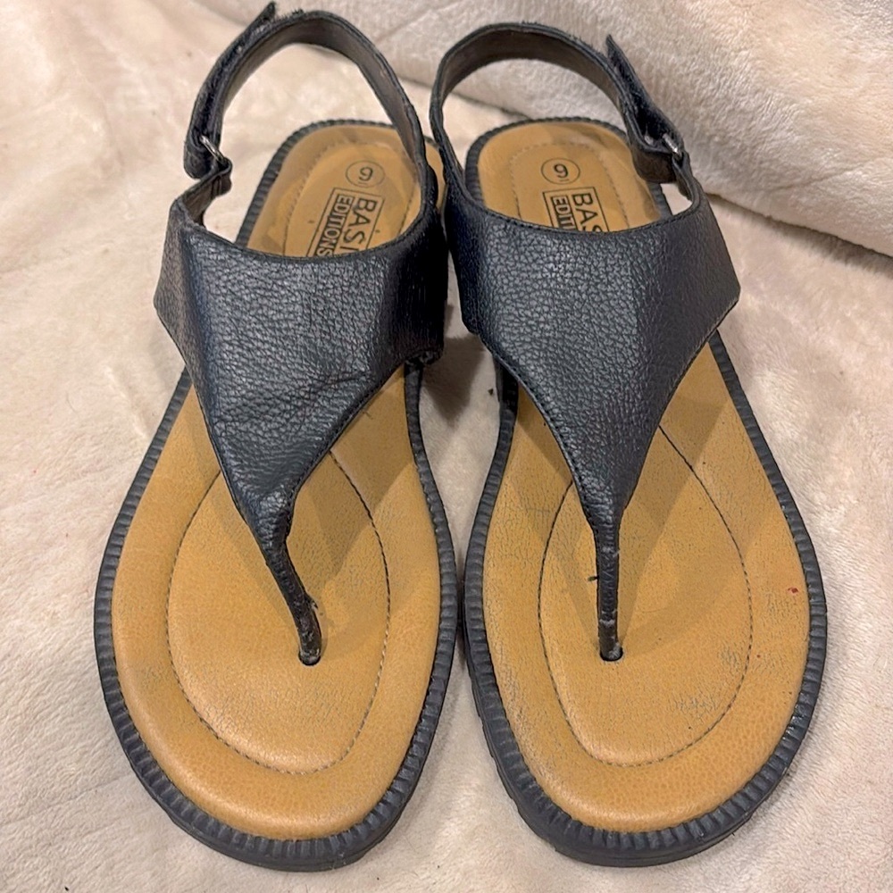 Basic Editions black Velcro stipend sandals
